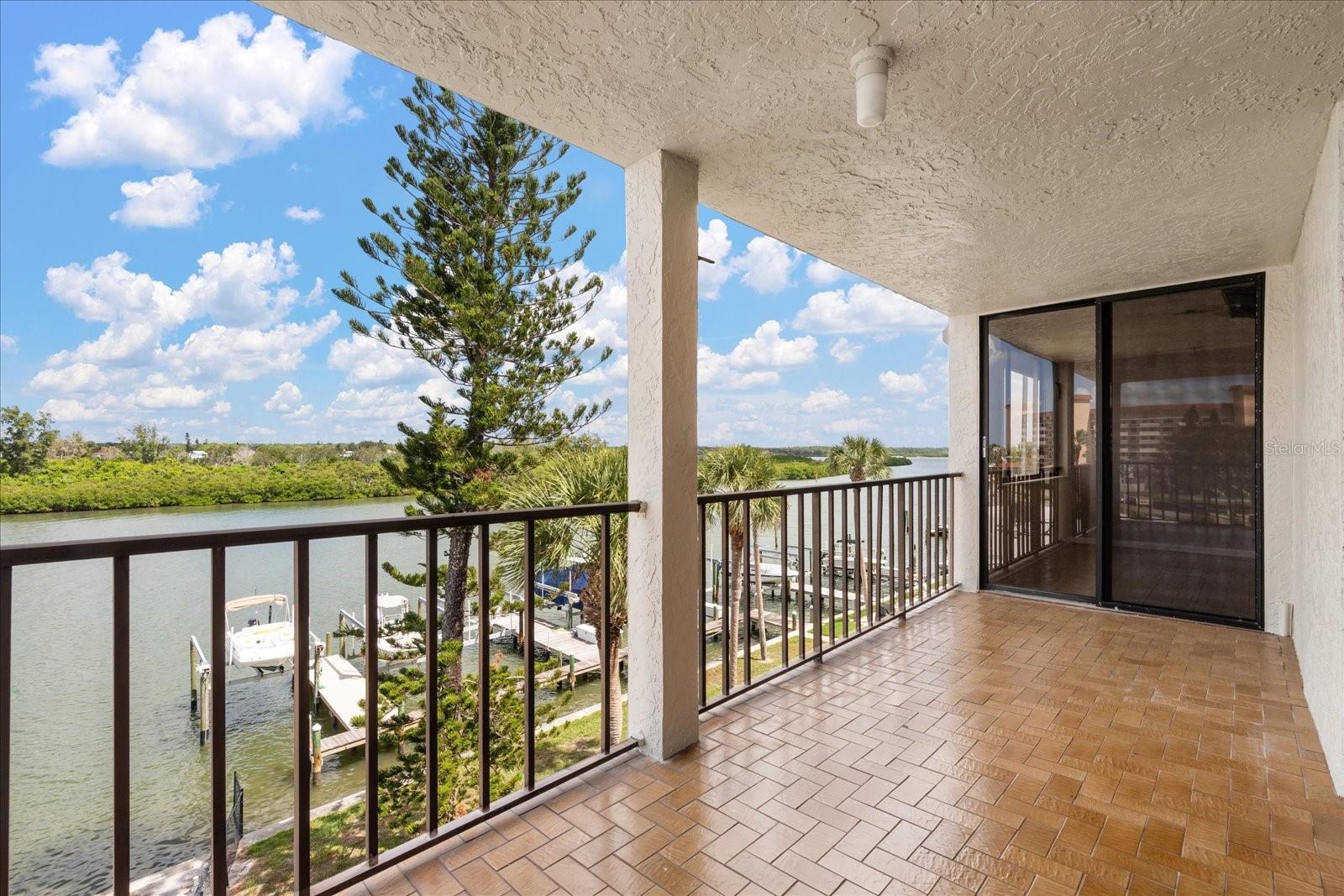 Image 9 of 42 For 18201 Gulf Boulevard 401