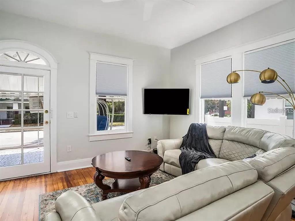 Listing photo id 9 for 2131 Cypress Street
