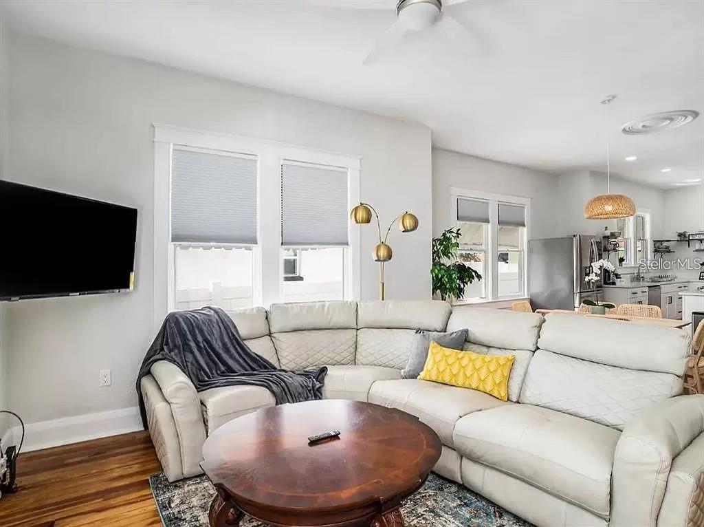 Listing photo id 10 for 2131 Cypress Street