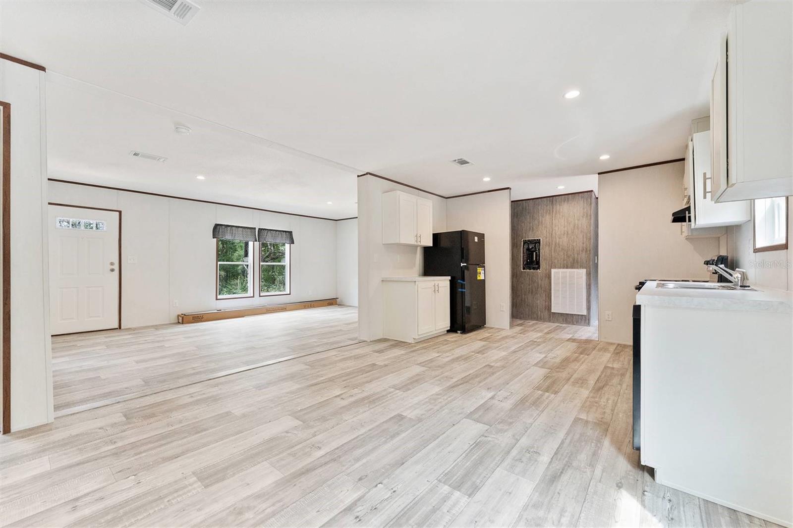 Image 7 of 45 For 664 Boundary Street