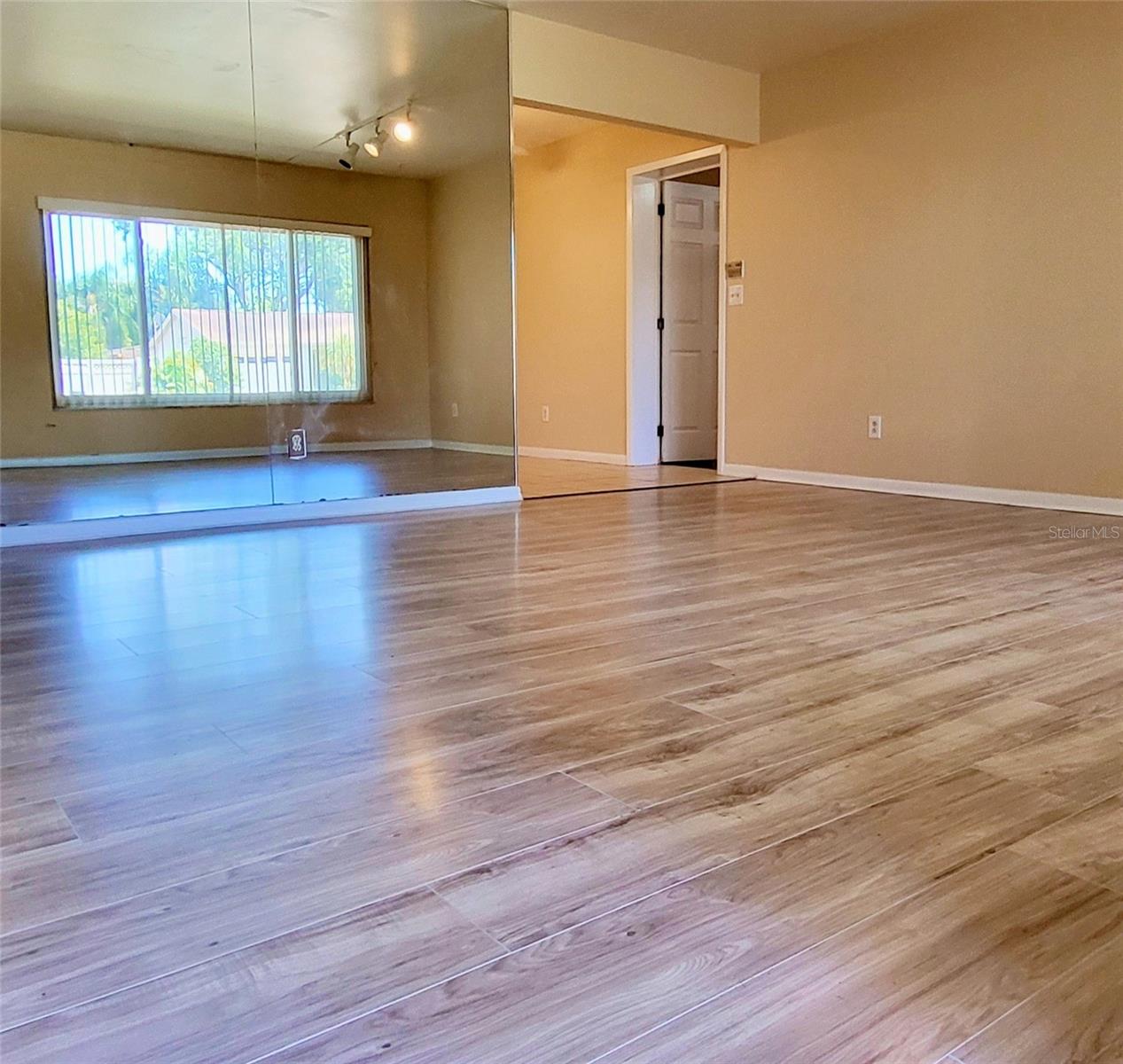Image 7 of 14 For 7809 Lakeside Boulevard
