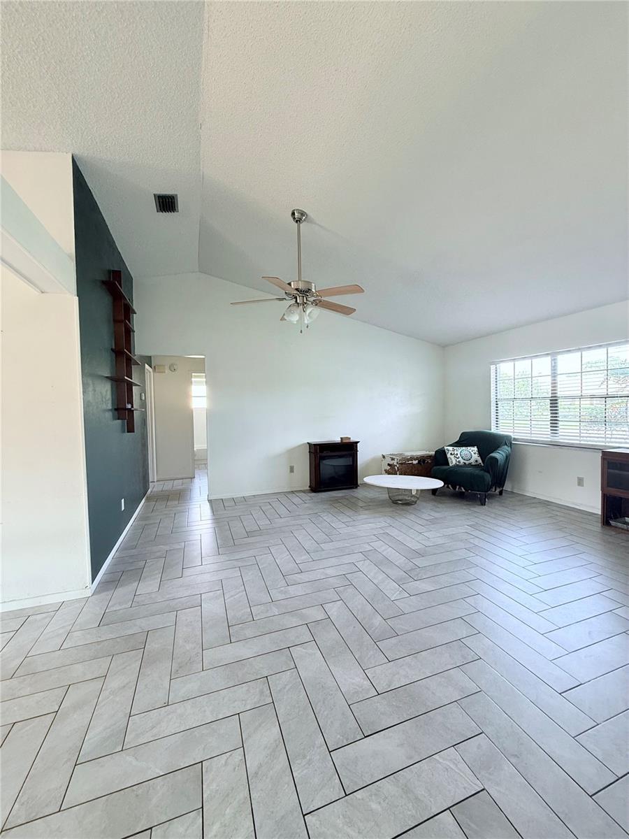 Listing photo id 3 for 8053 Deerwood Circle