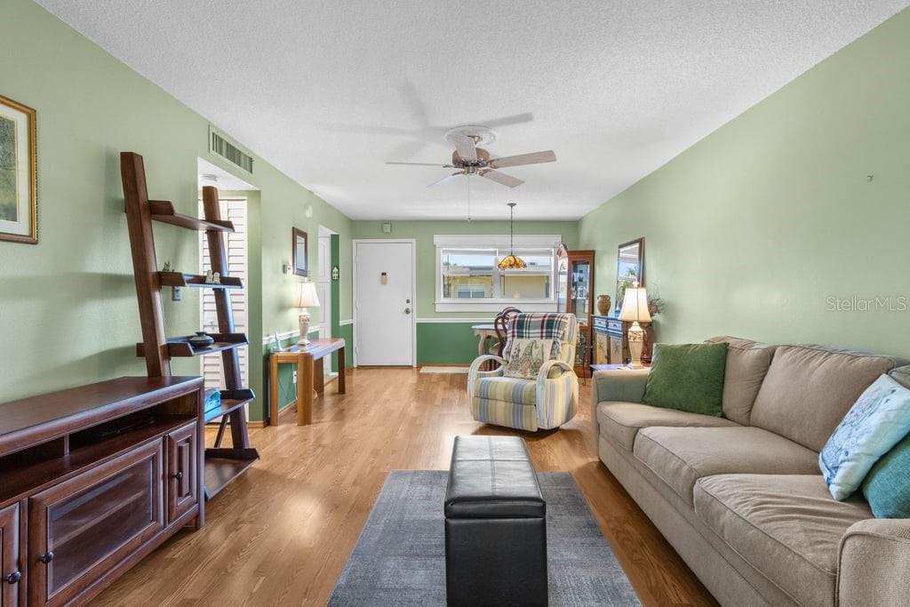 Image 11 of 30 For 11485 Oakhurst Road 200-309