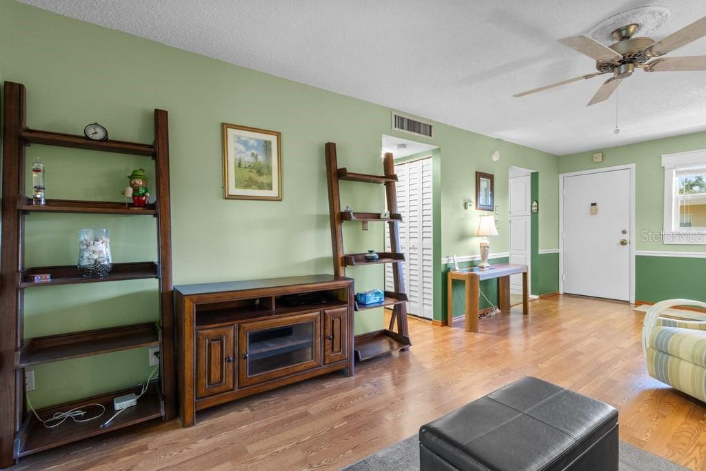 Image 6 of 30 For 11485 Oakhurst Road 200-309