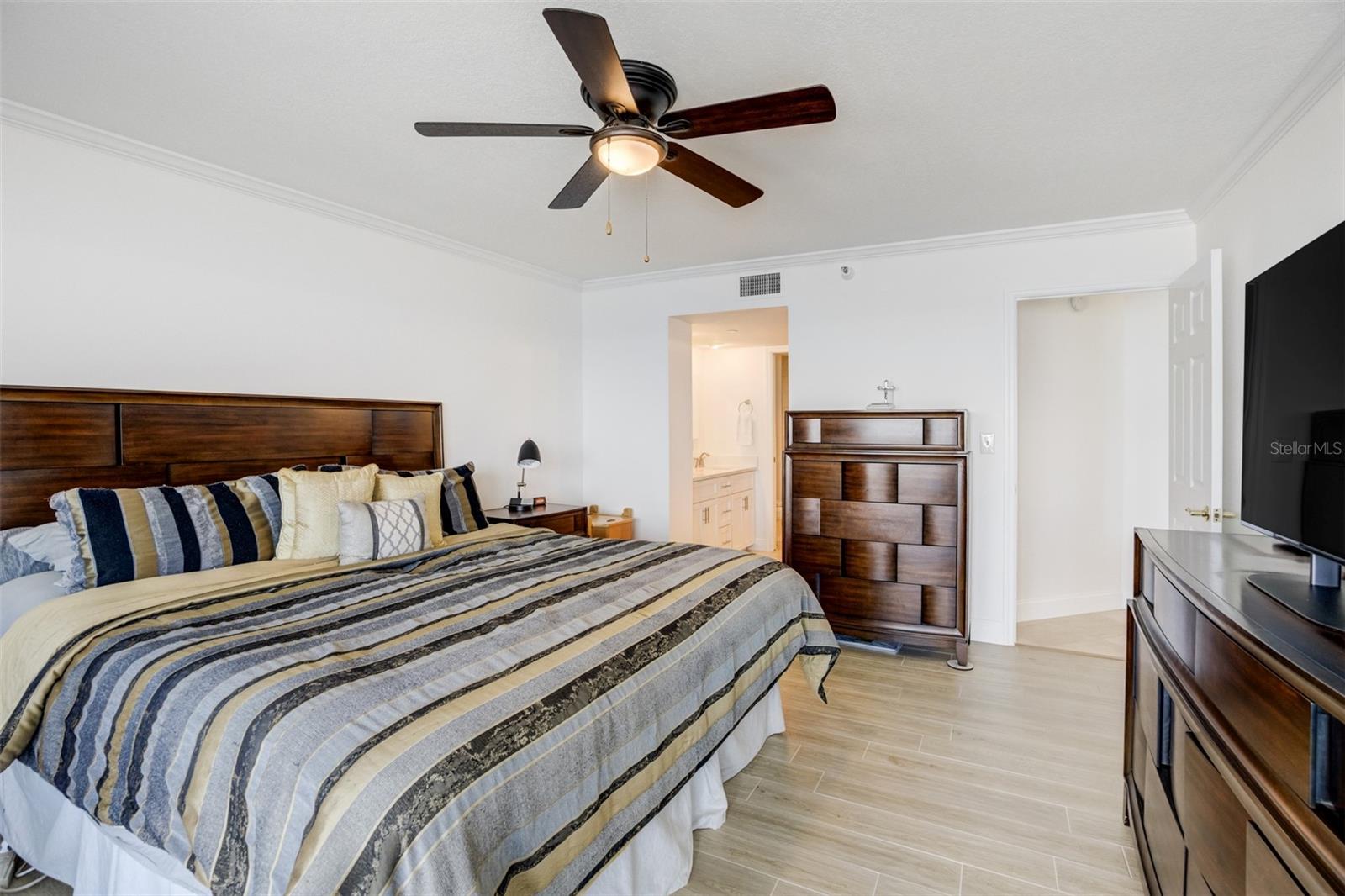 Image 15 of 33 For 1310 Gulf Boulevard 15b
