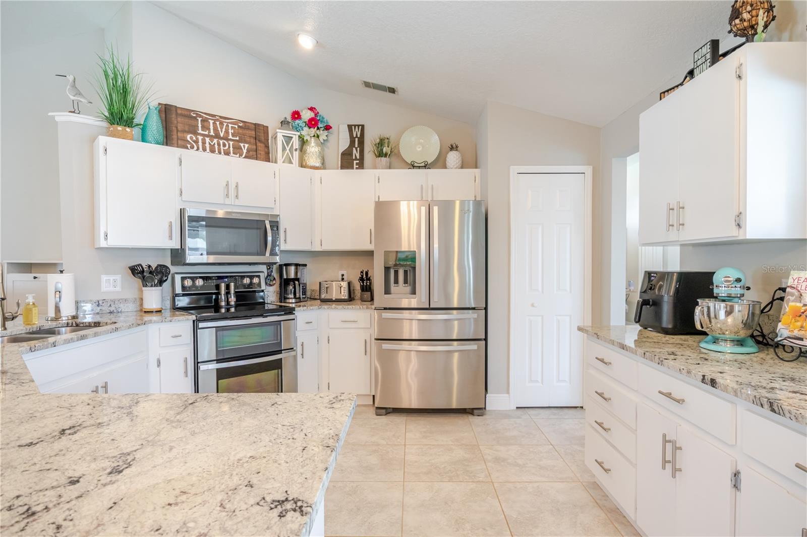 Listing photo id 3 for 12057 Stone Crossing Circle