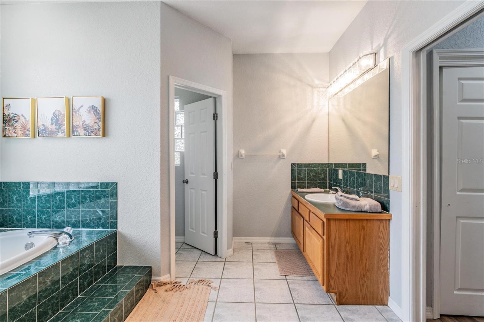 Image 15 of 39 For 821 Greenview Dr