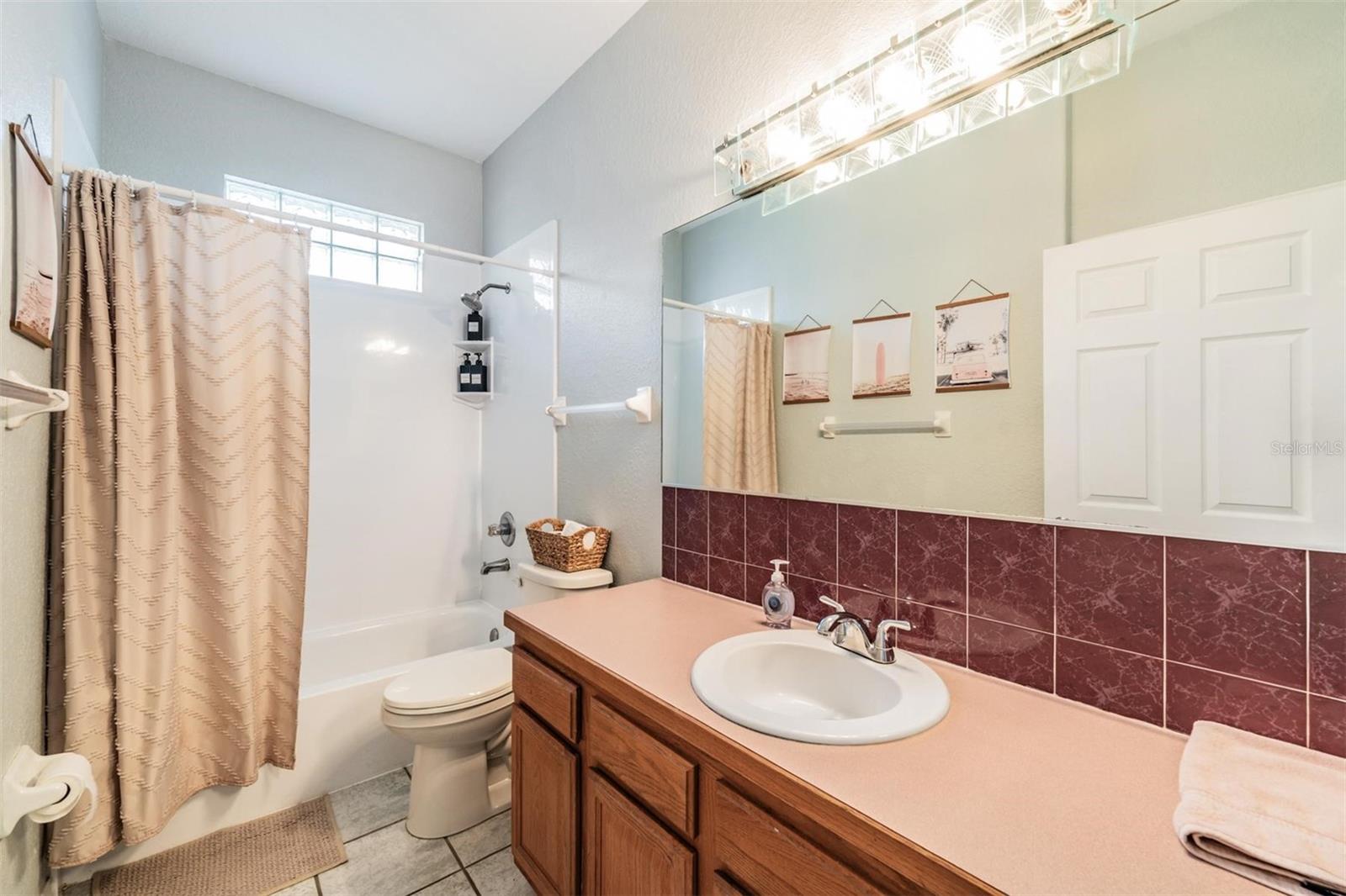 Image 19 of 39 For 821 Greenview Dr