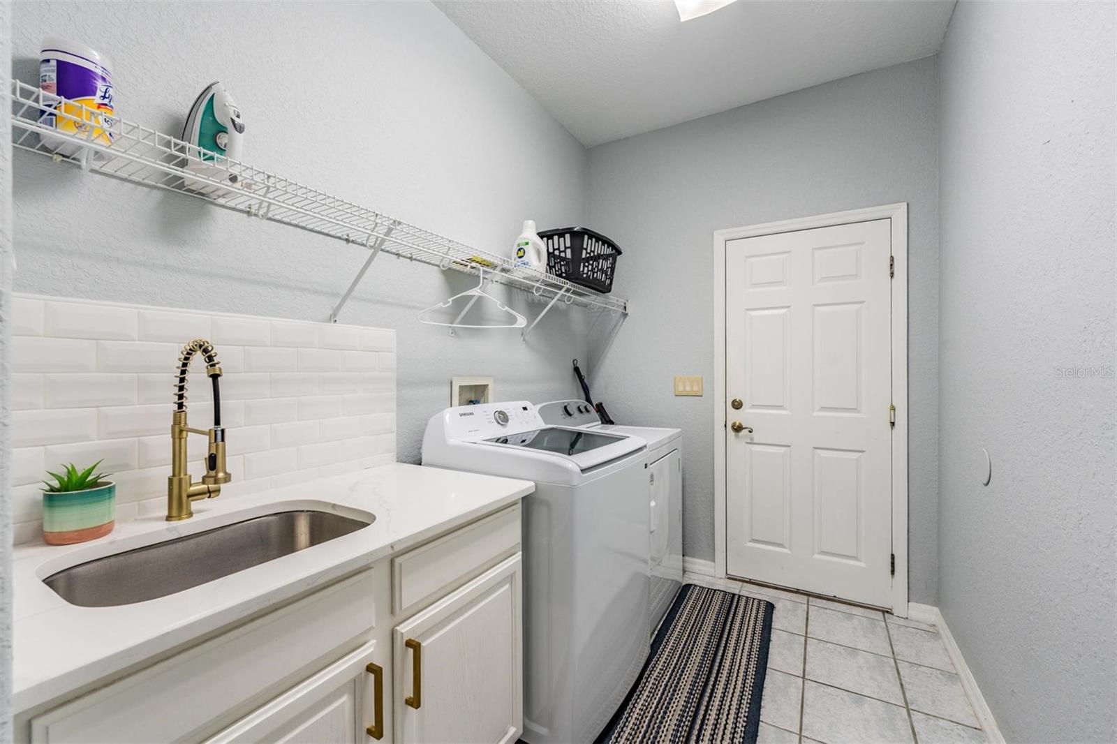 Image 23 of 39 For 821 Greenview Dr
