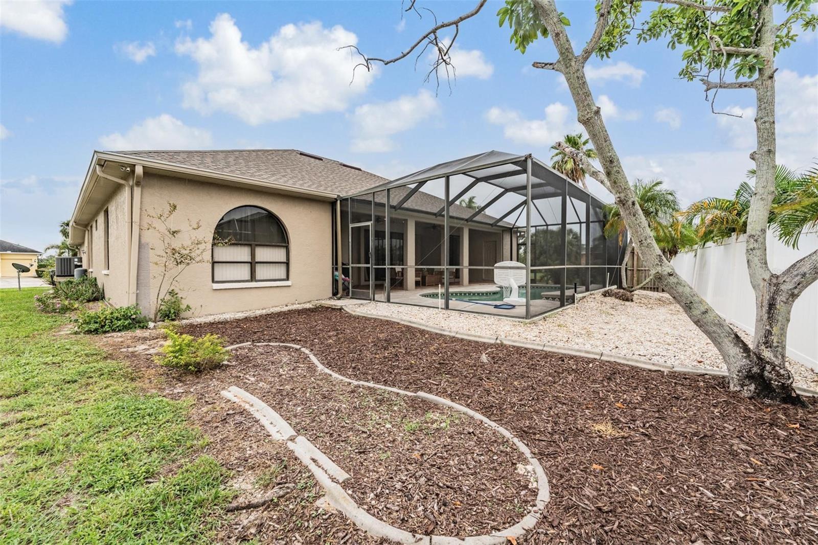 Image 28 of 39 For 821 Greenview Dr