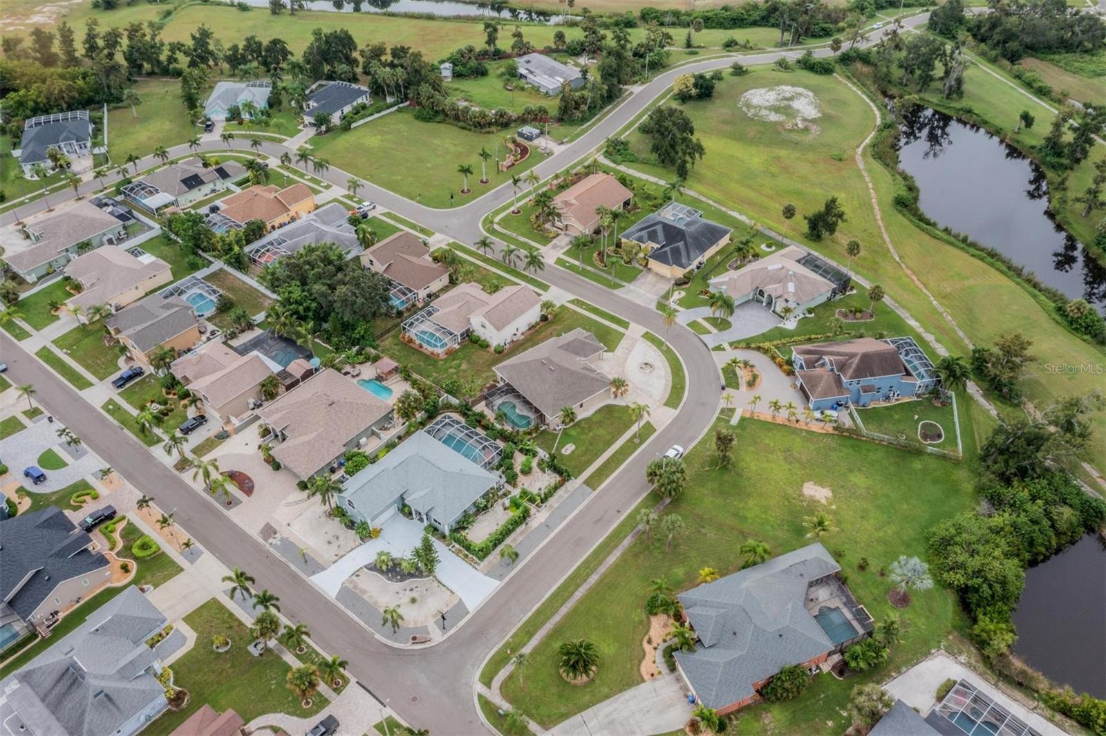 Image 33 of 39 For 821 Greenview Dr