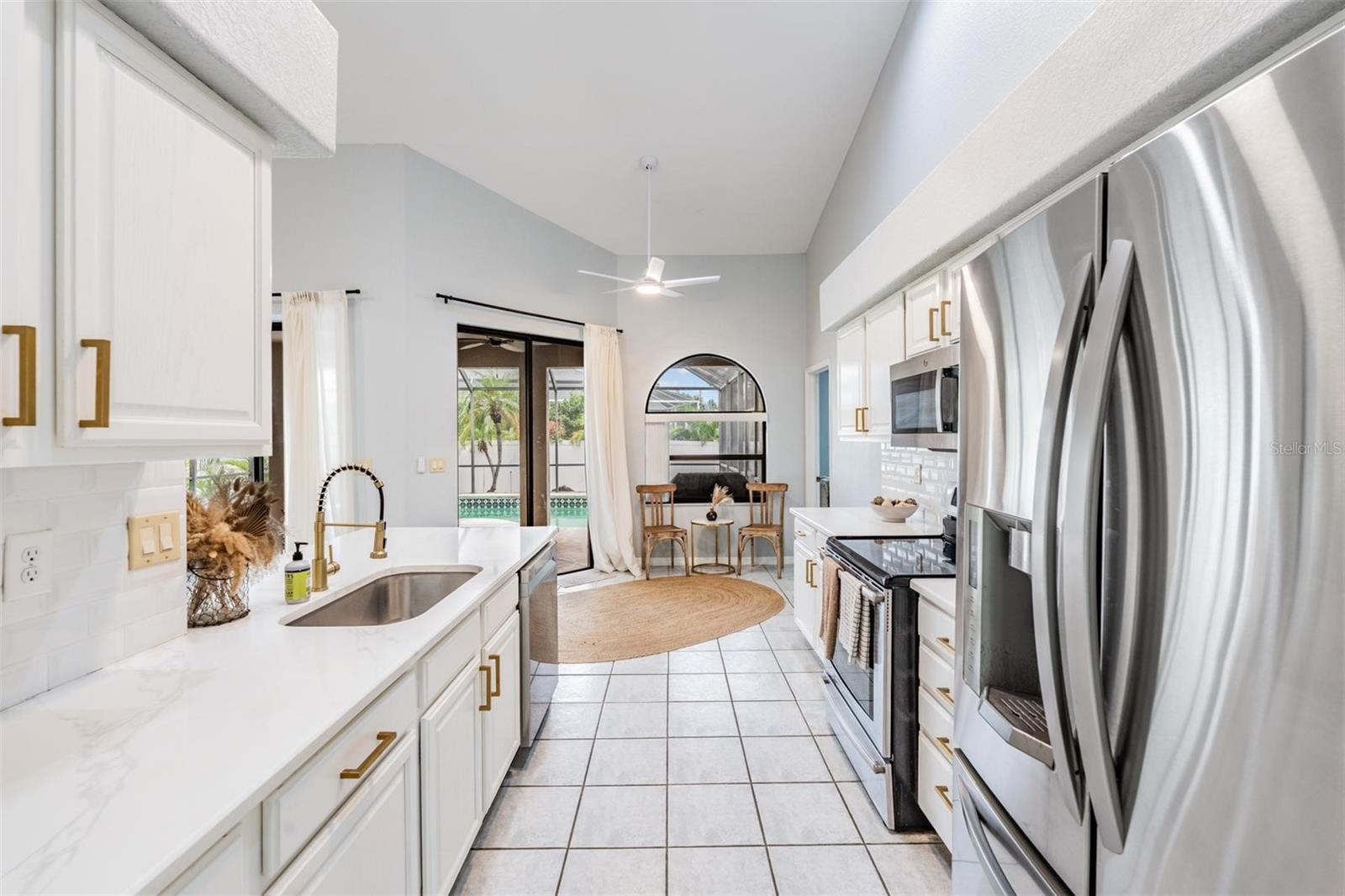Image 5 of 39 For 821 Greenview Dr