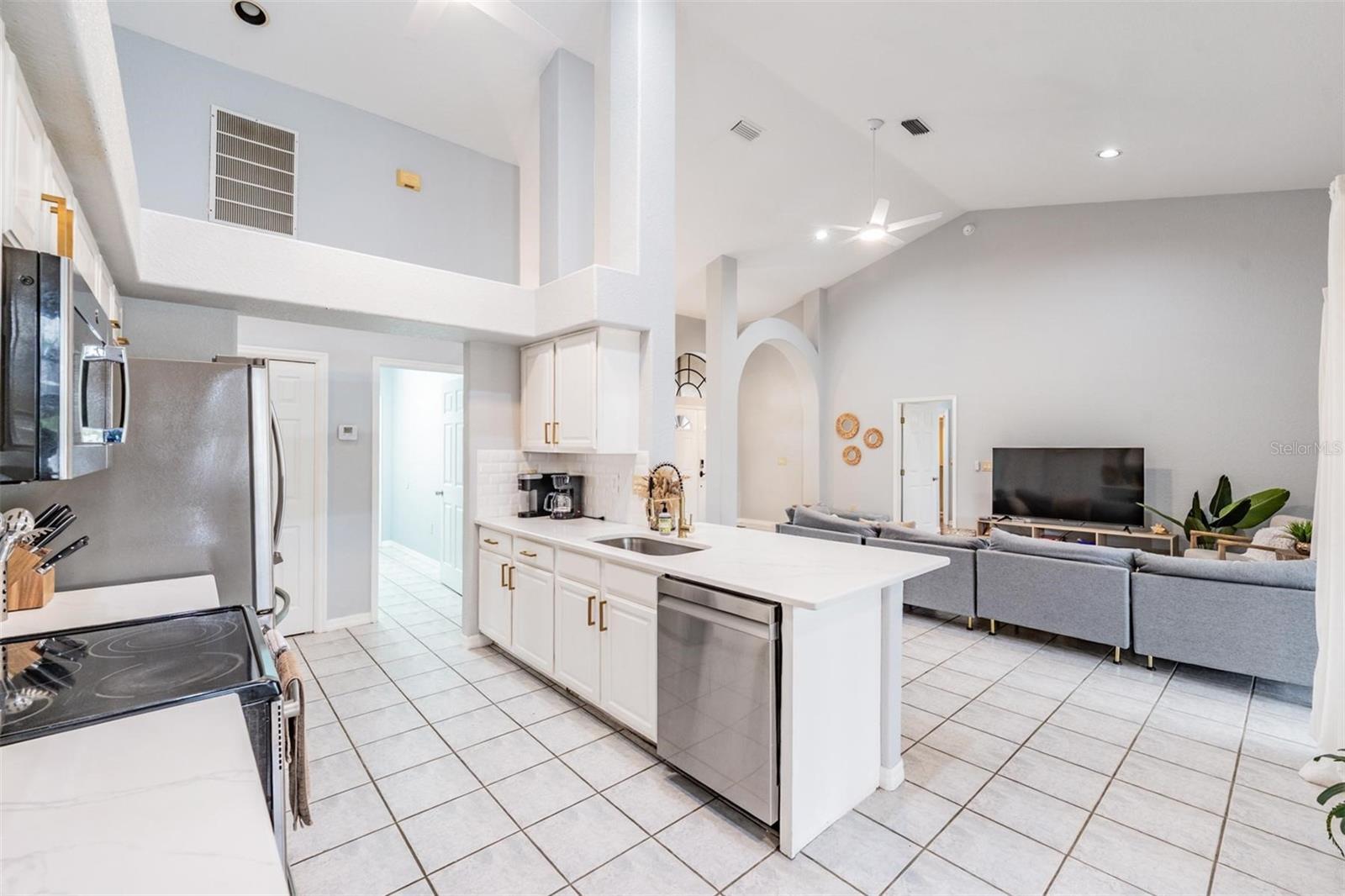 Image 6 of 39 For 821 Greenview Dr
