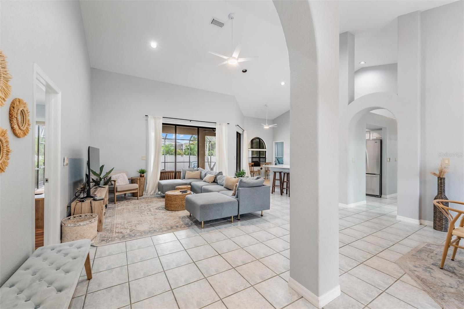 Image 7 of 39 For 821 Greenview Dr