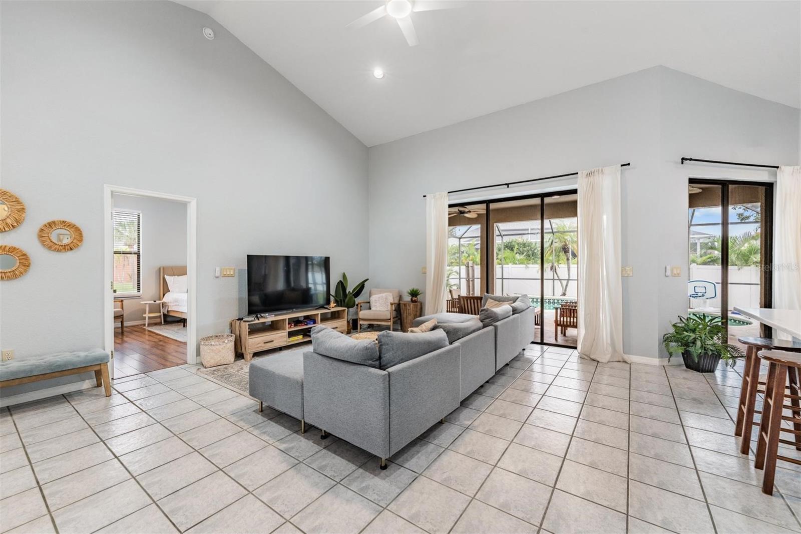 Image 8 of 39 For 821 Greenview Dr