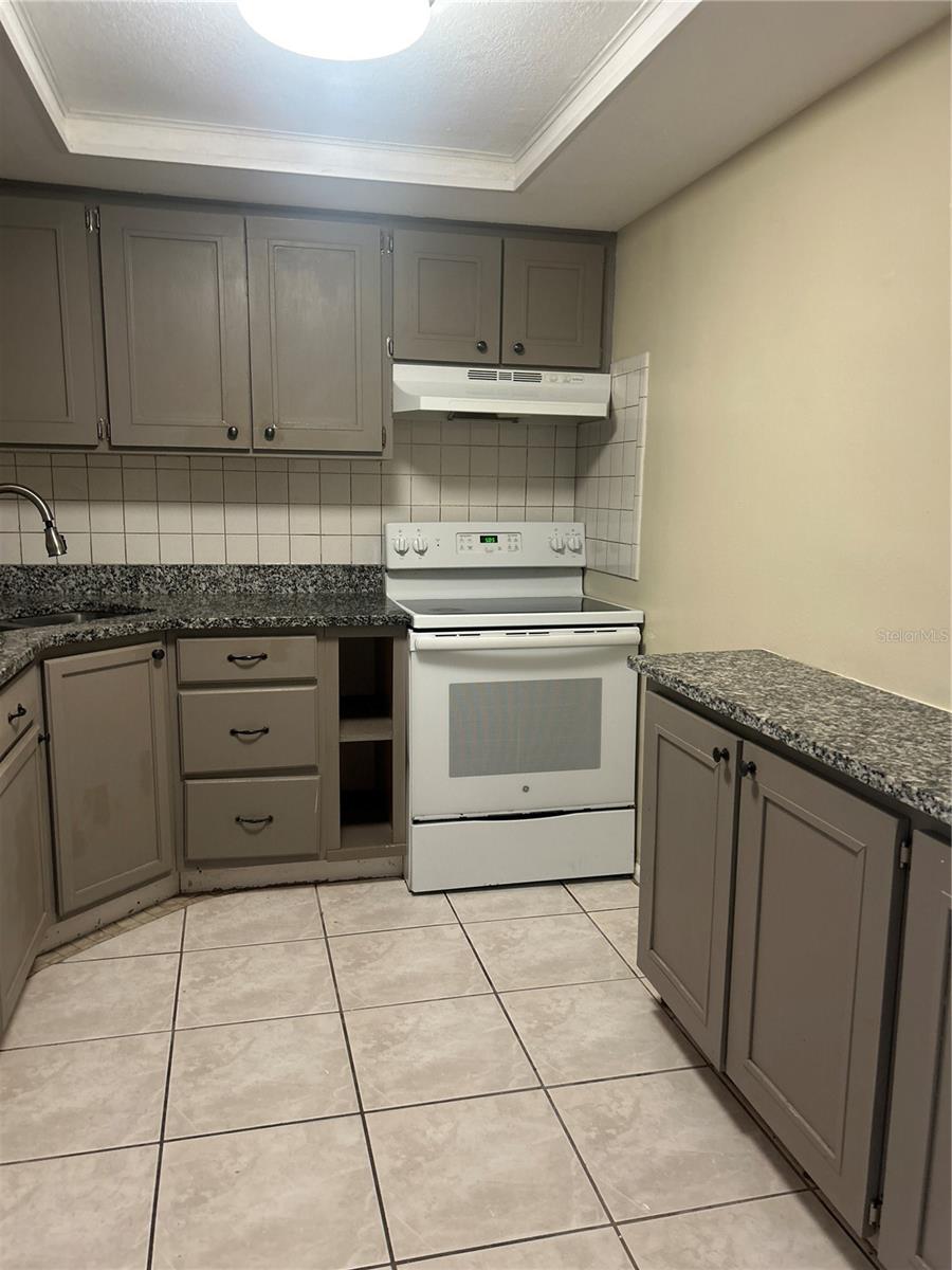 Image 3 of 23 For 1329 Drew Street 4