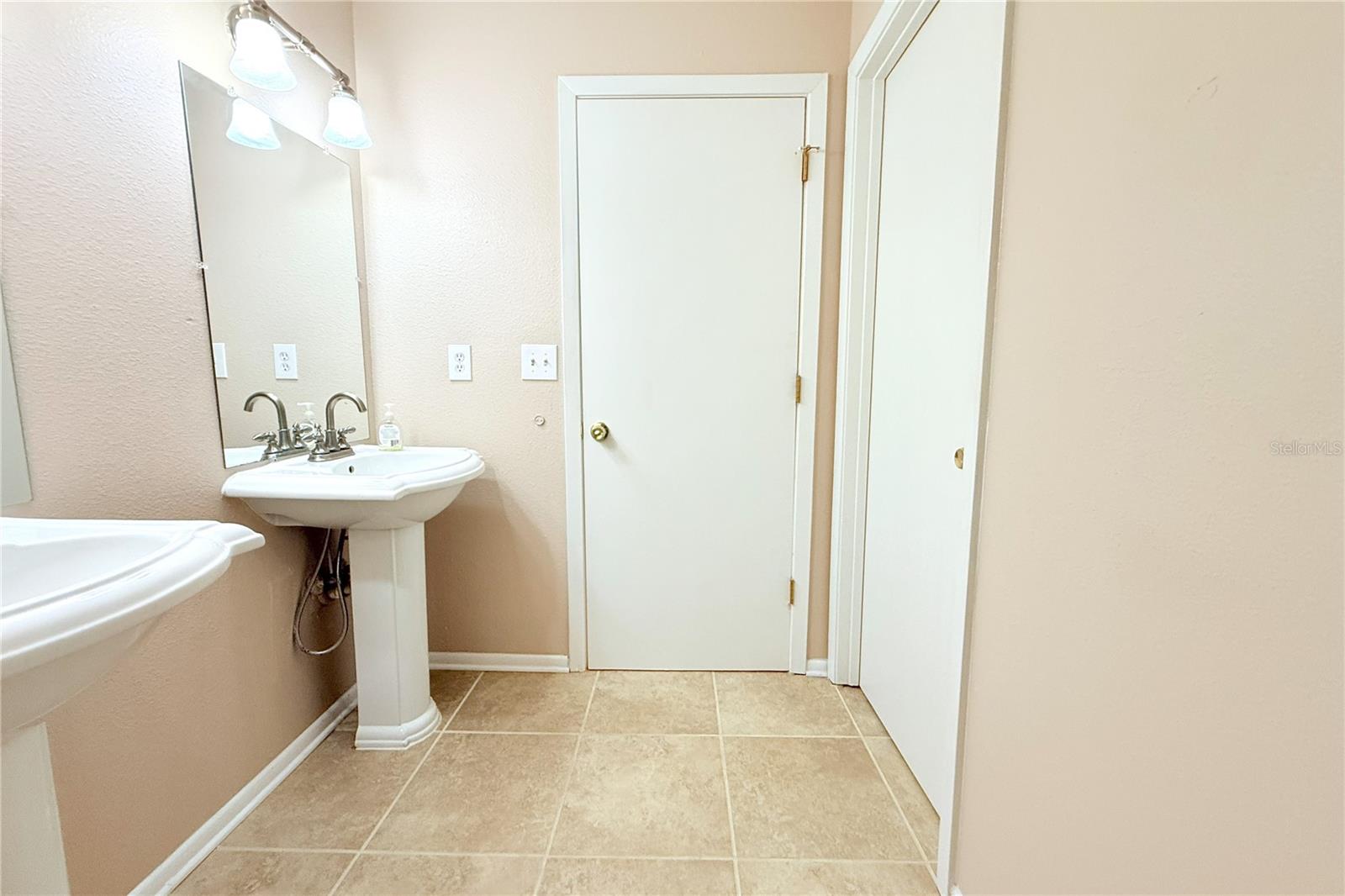 Listing photo id 64 for 5533 Pentail Circle