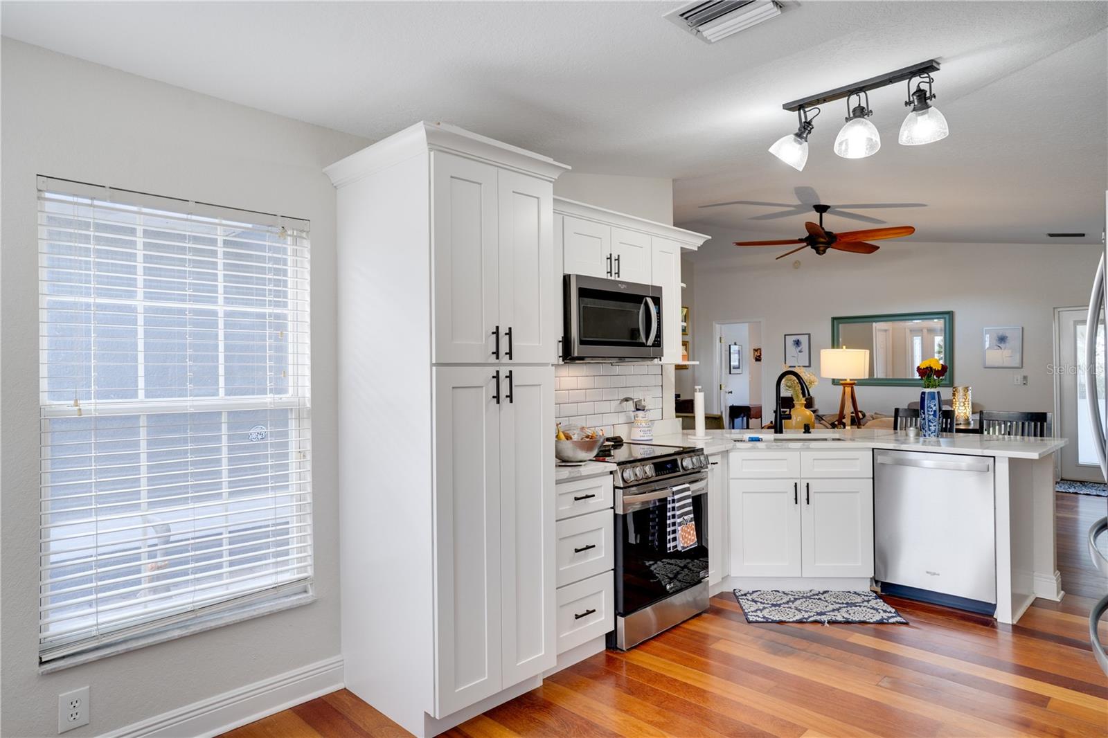 Listing photo id 9 for 725 37th Avenue N