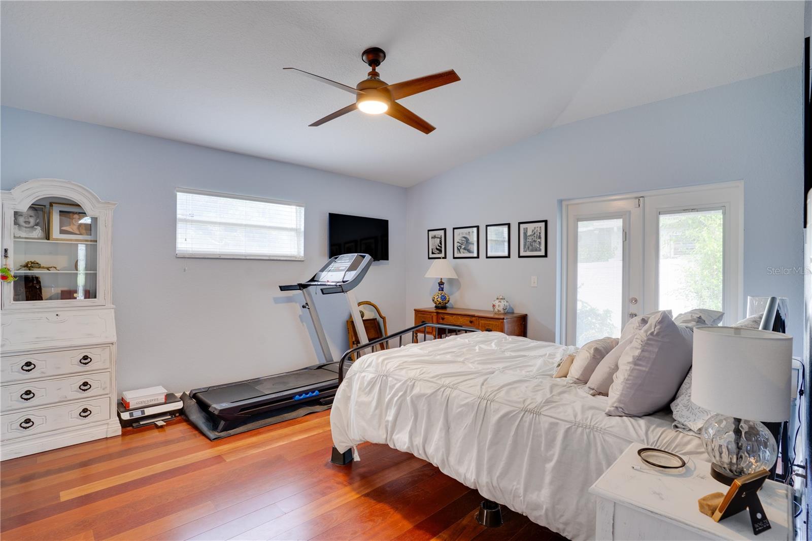 Listing photo id 11 for 725 37th Avenue N