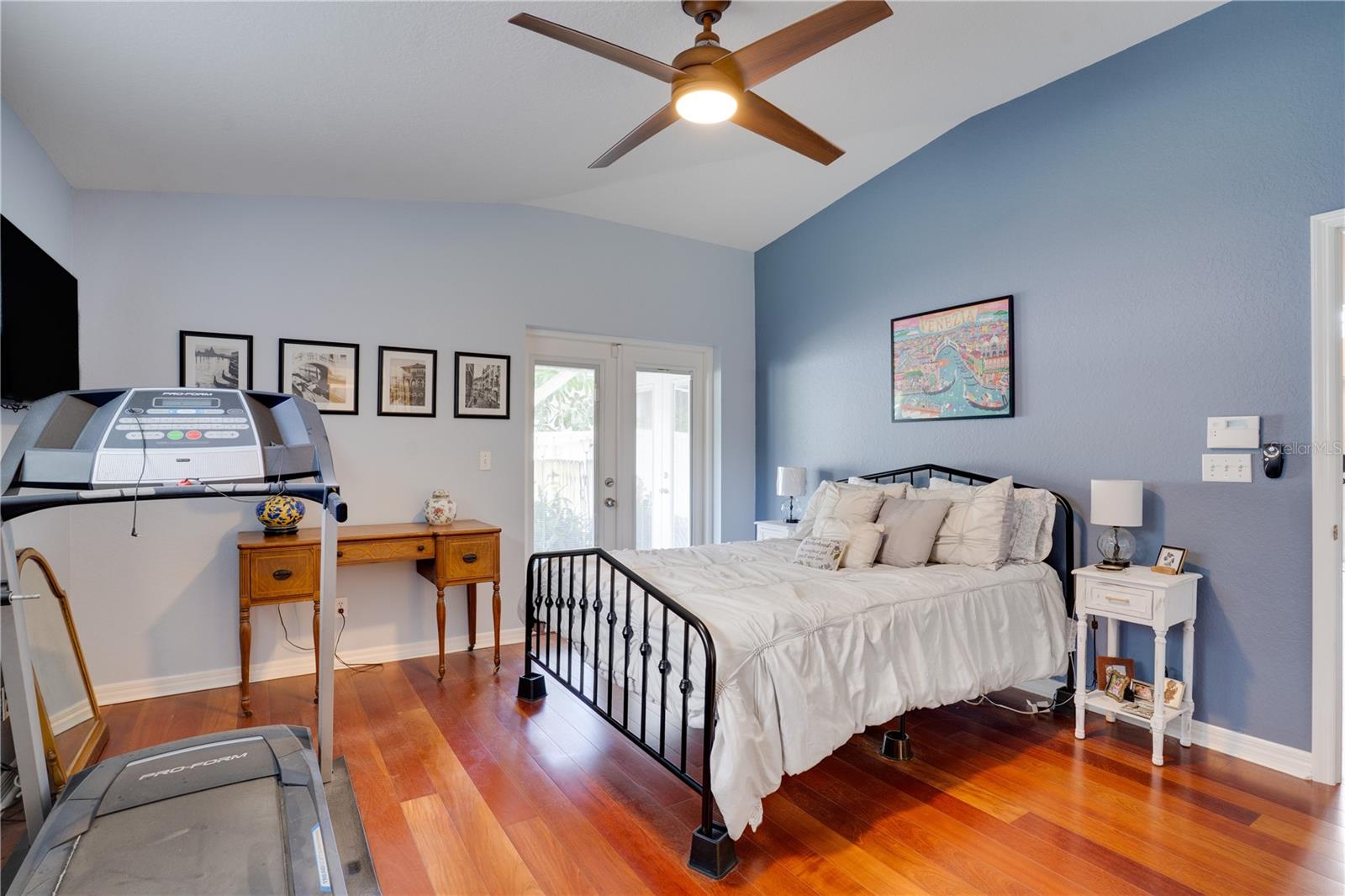Listing photo id 12 for 725 37th Avenue N