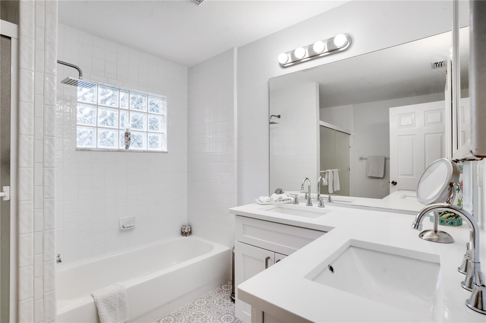 Listing photo id 13 for 725 37th Avenue N