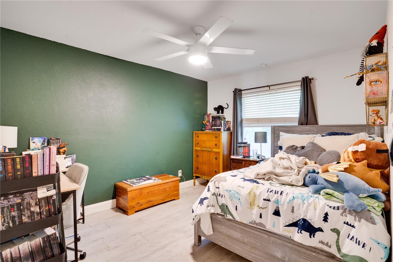 Listing photo id 16 for 725 37th Avenue N