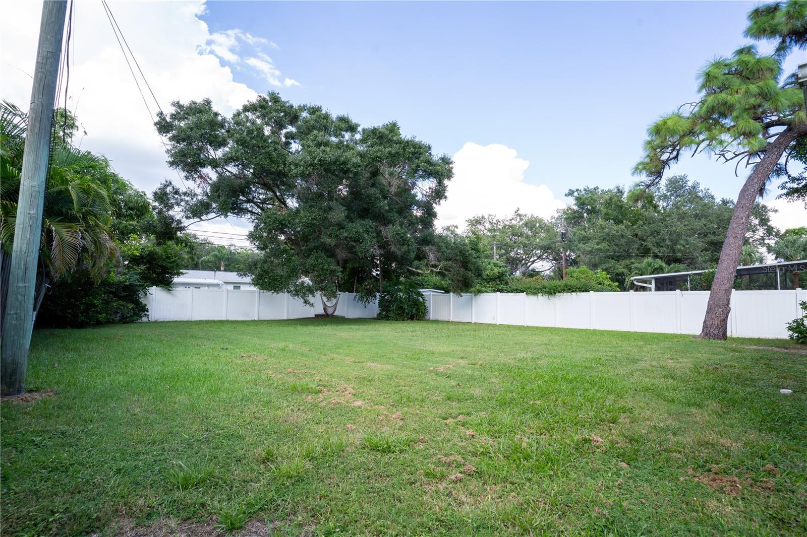 Listing photo id 23 for 725 37th Avenue N