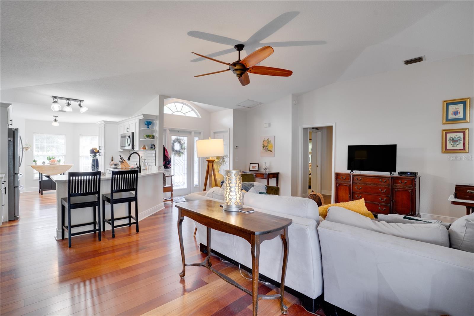 Listing photo id 4 for 725 37th Avenue N