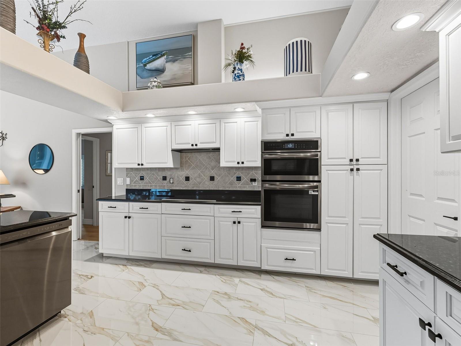 Listing photo id 10 for 16308 Colwood Drive