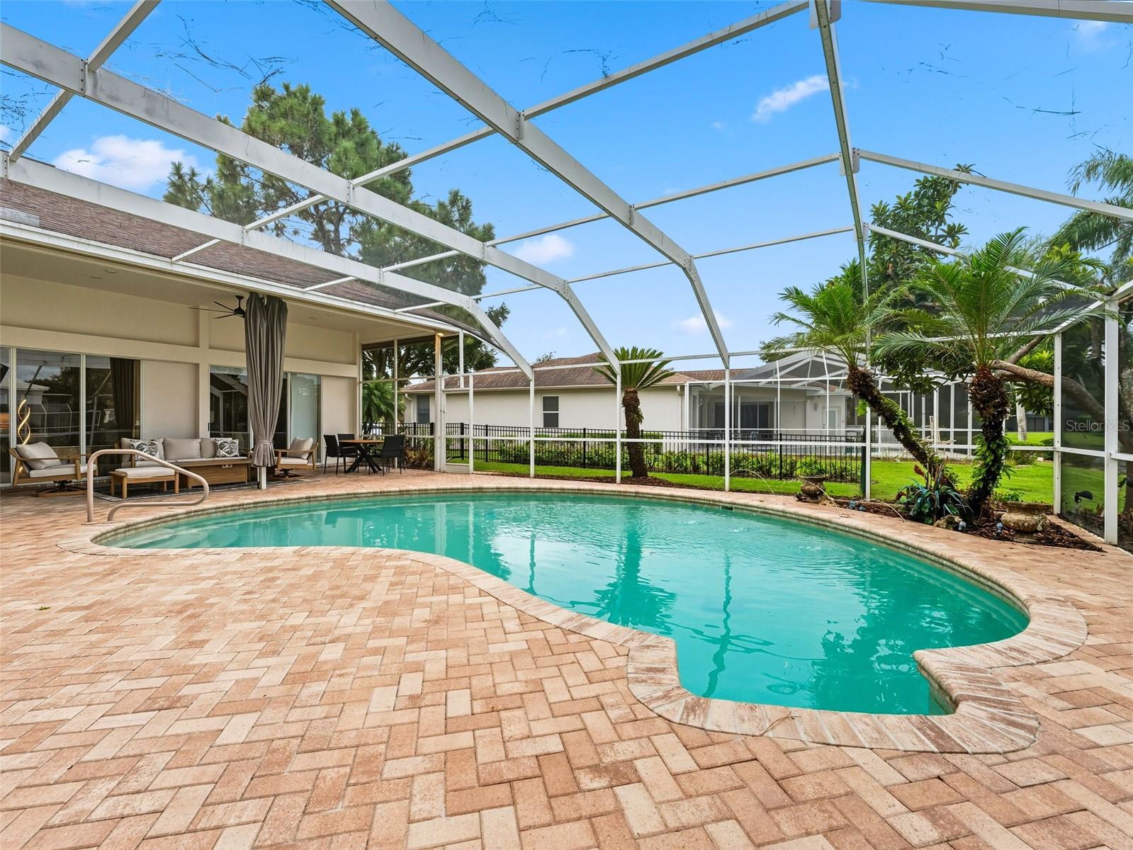 Listing photo id 35 for 16308 Colwood Drive