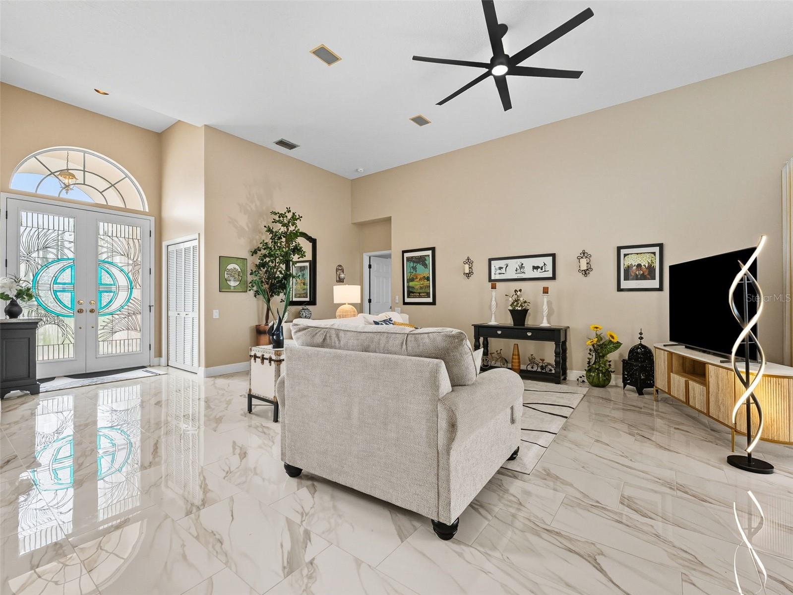 Listing photo id 2 for 16308 Colwood Drive