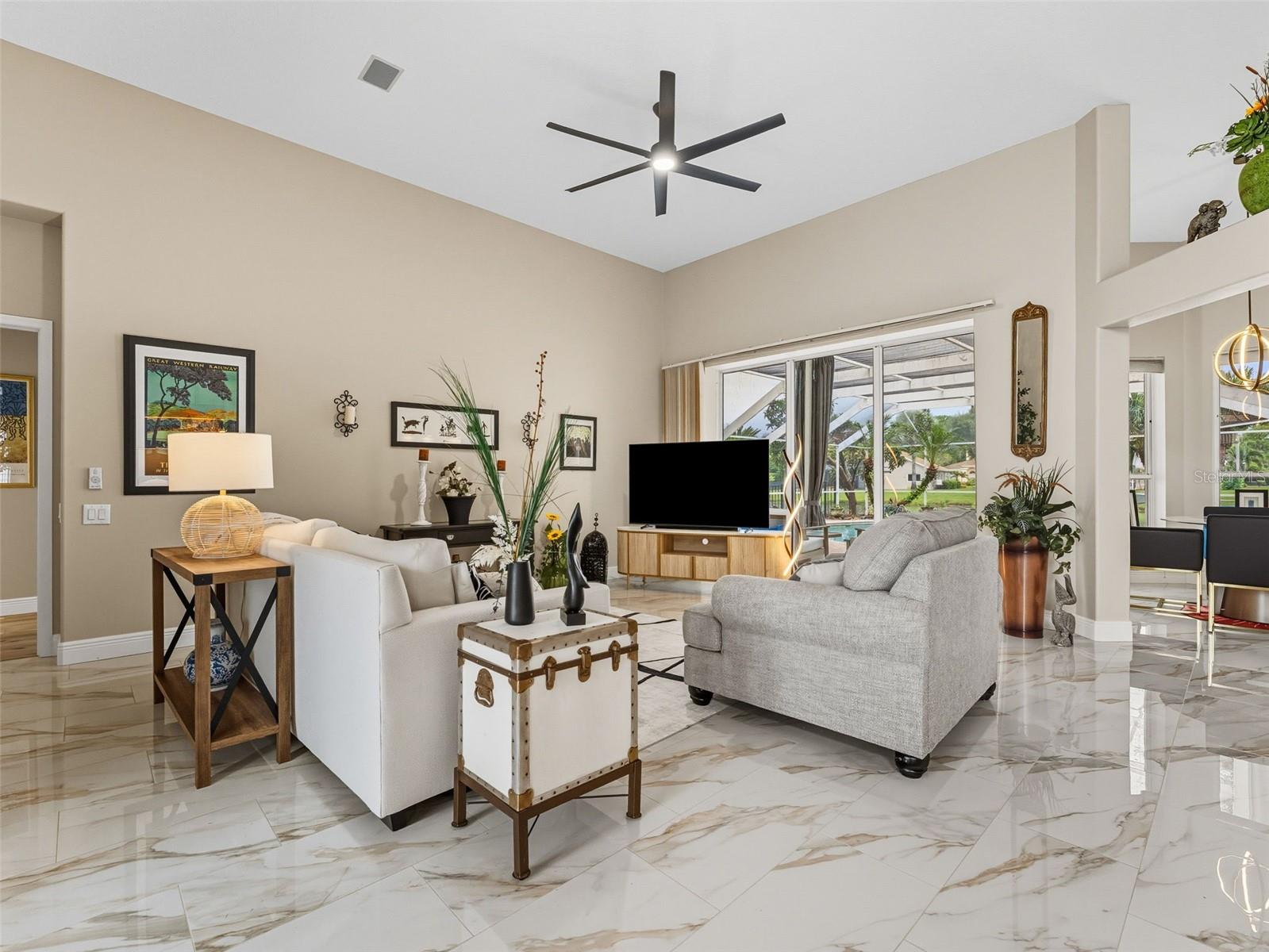 Listing photo id 3 for 16308 Colwood Drive