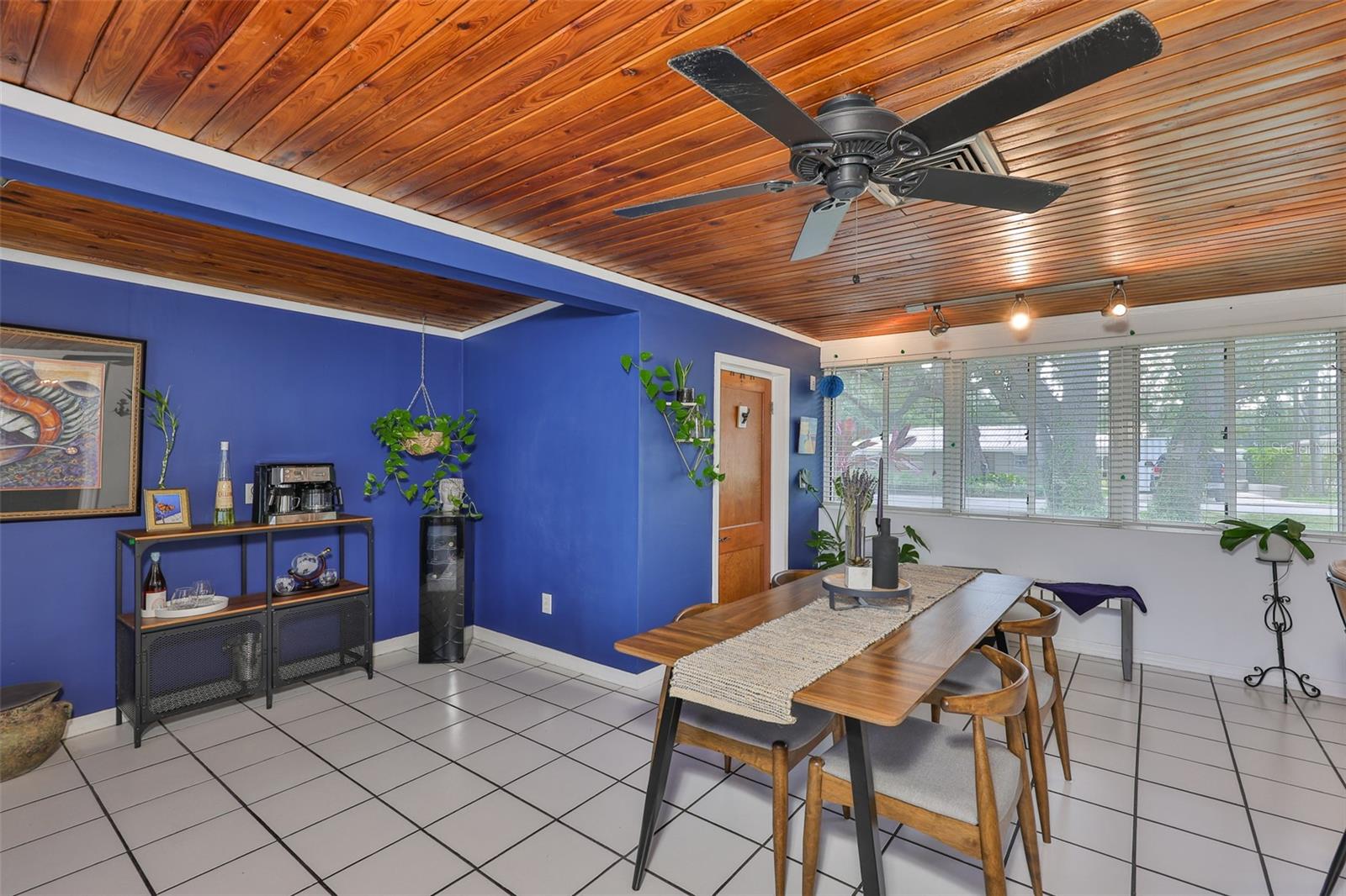 Listing photo id 8 for 10406 Cliff Circle