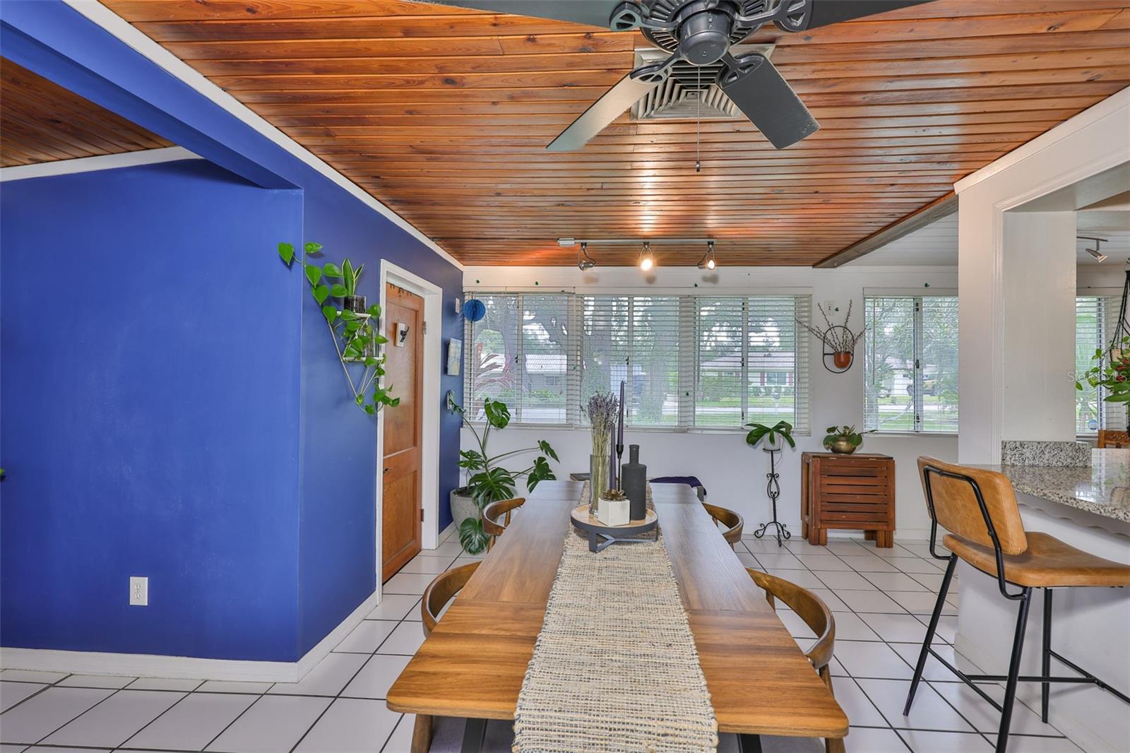 Listing photo id 9 for 10406 Cliff Circle
