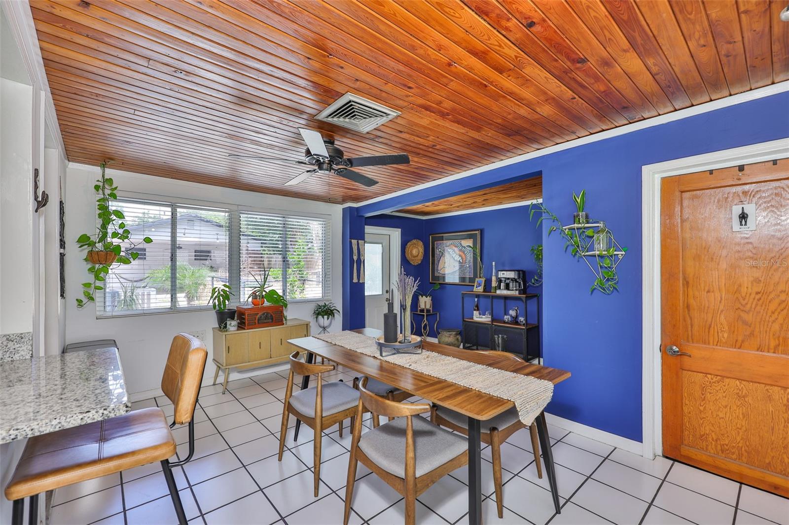Listing photo id 10 for 10406 Cliff Circle
