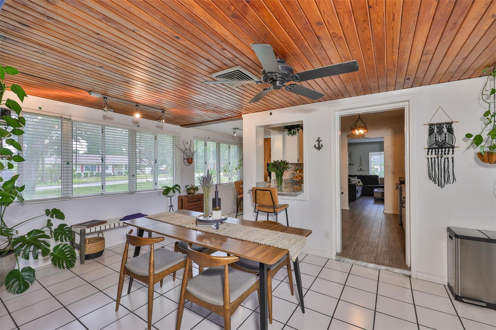 Listing photo id 14 for 10406 Cliff Circle