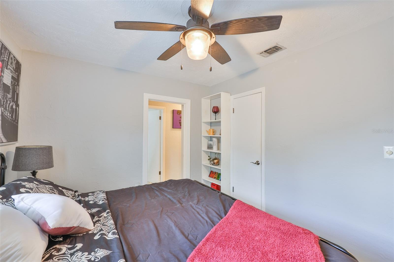 Listing photo id 18 for 10406 Cliff Circle