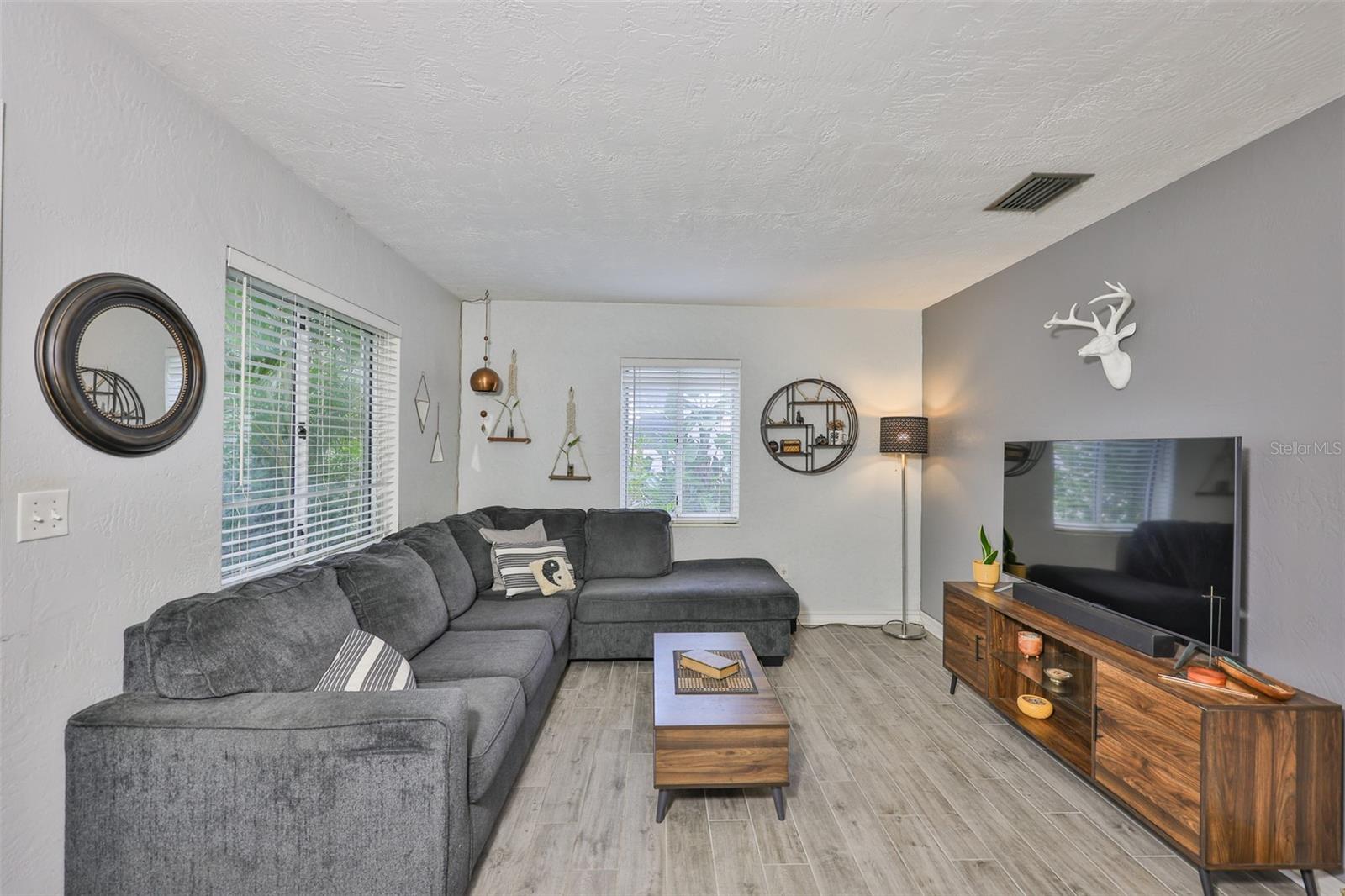 Listing photo id 1 for 10406 Cliff Circle