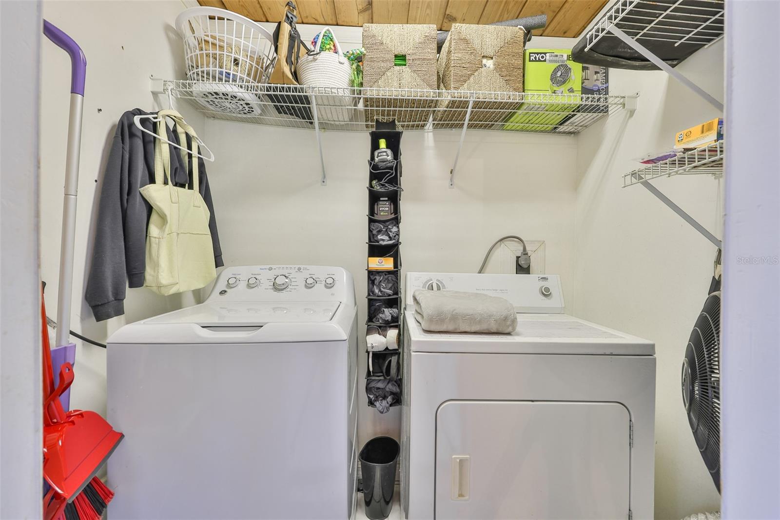 Listing photo id 30 for 10406 Cliff Circle
