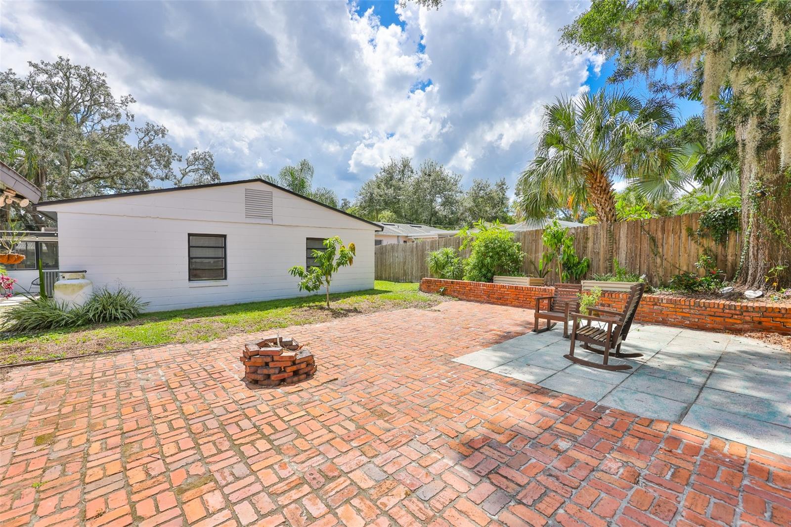 Listing photo id 37 for 10406 Cliff Circle