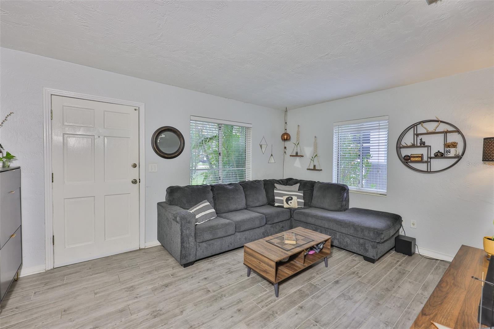 Listing photo id 2 for 10406 Cliff Circle