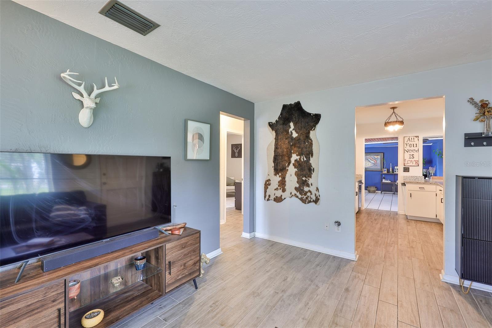 Listing photo id 3 for 10406 Cliff Circle