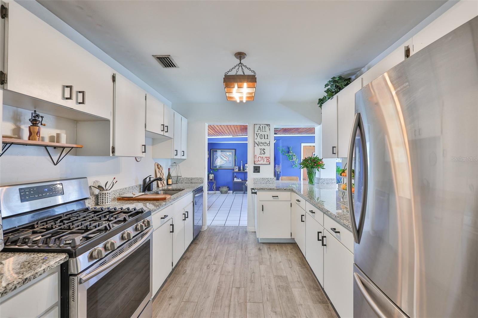 Listing photo id 4 for 10406 Cliff Circle