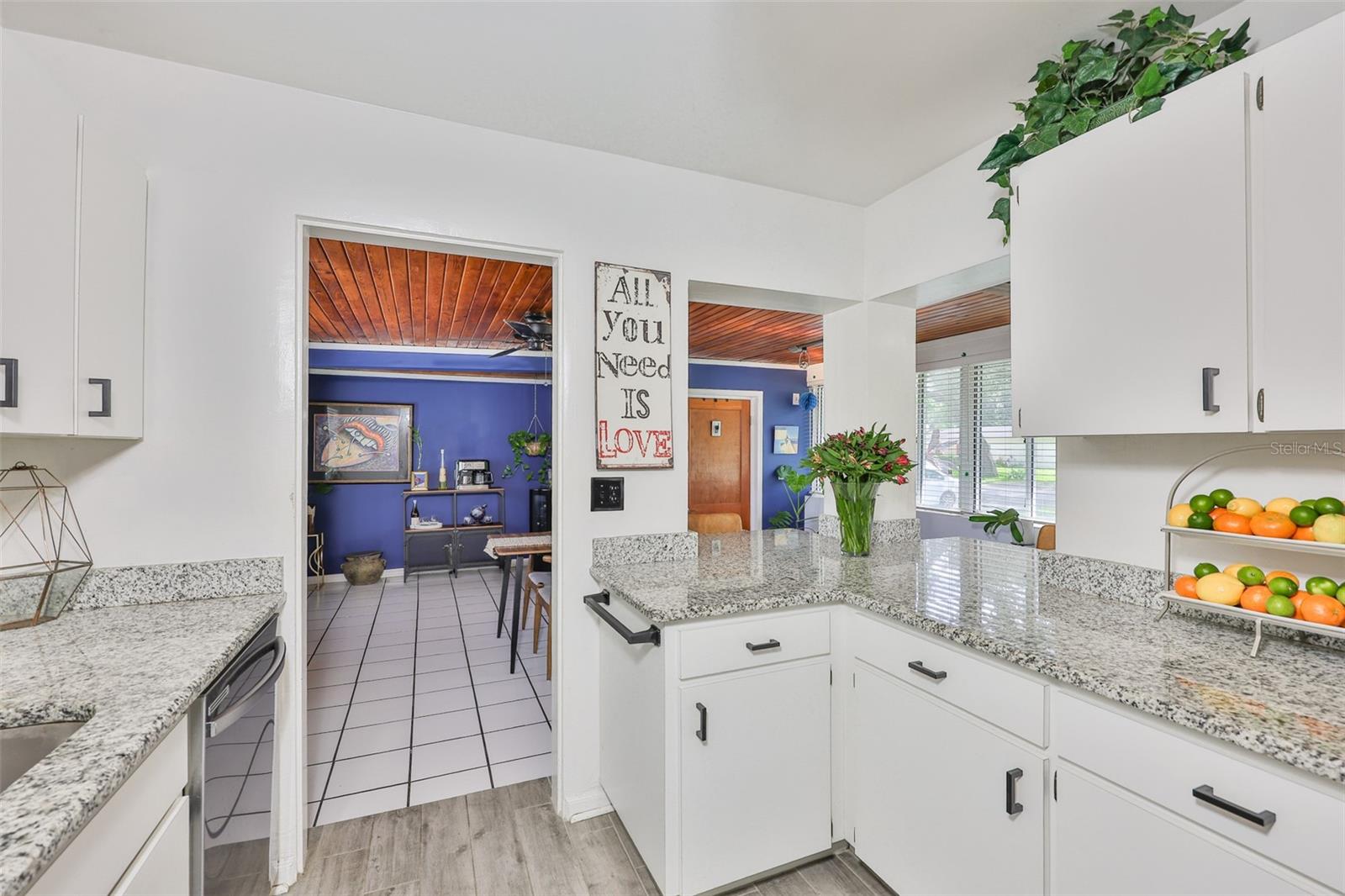 Listing photo id 6 for 10406 Cliff Circle