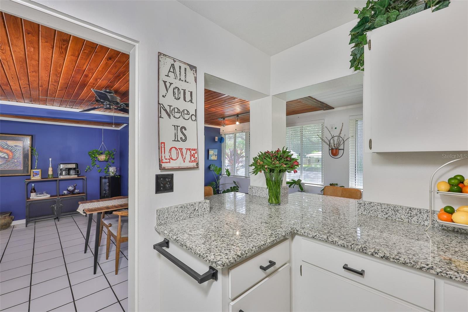 Listing photo id 7 for 10406 Cliff Circle
