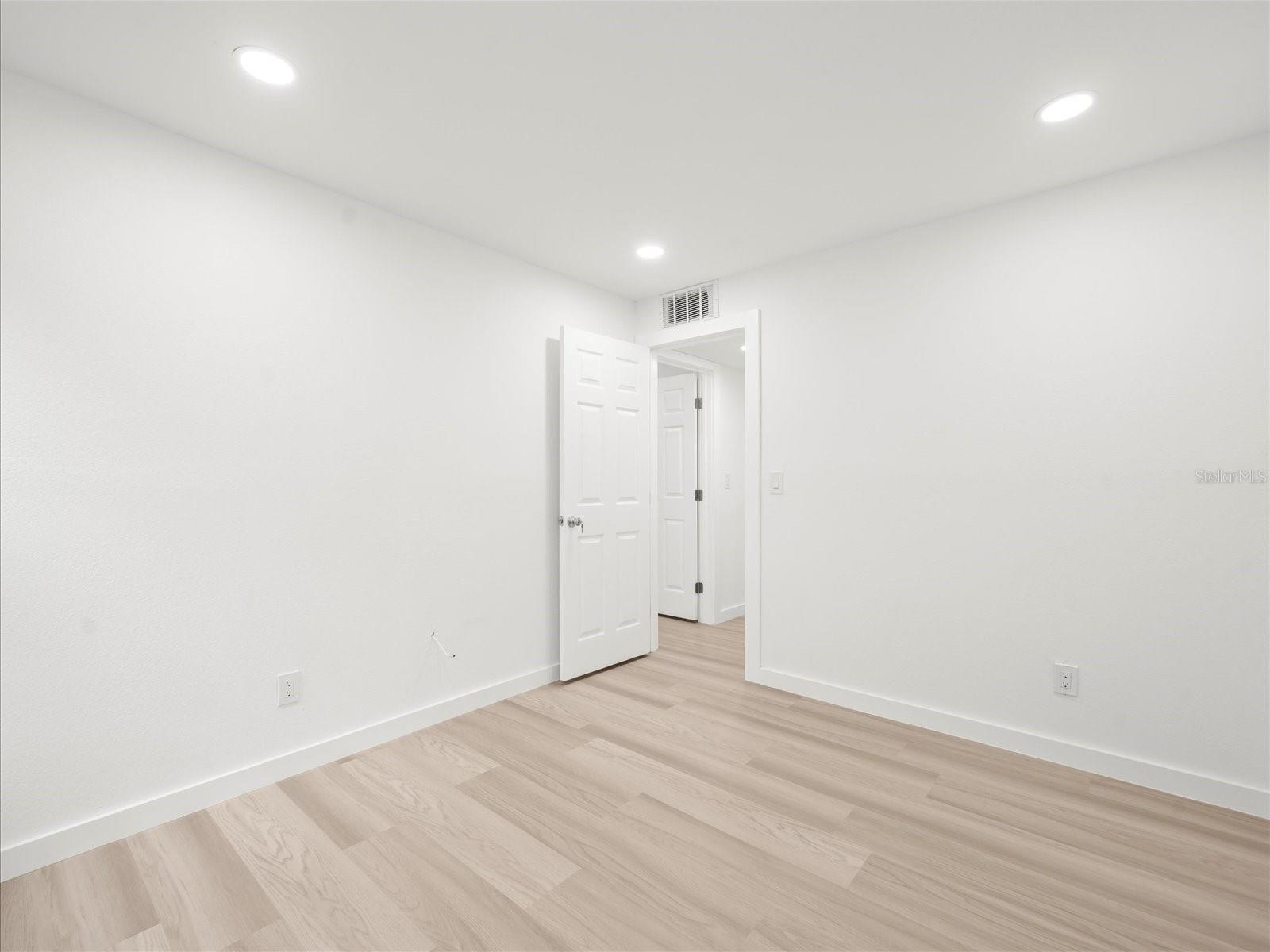 Image 15 of 23 For 7877 Niagara Avenue 1802