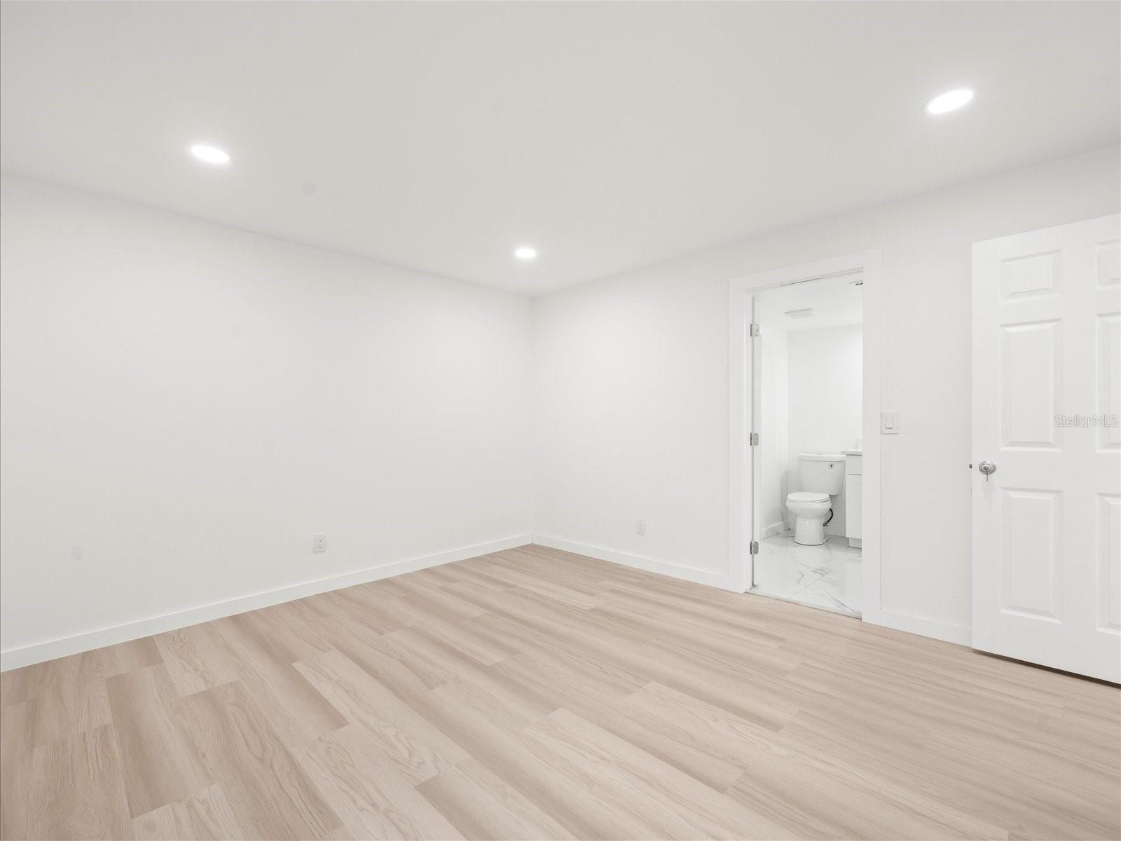 Image 17 of 23 For 7877 Niagara Avenue 1802