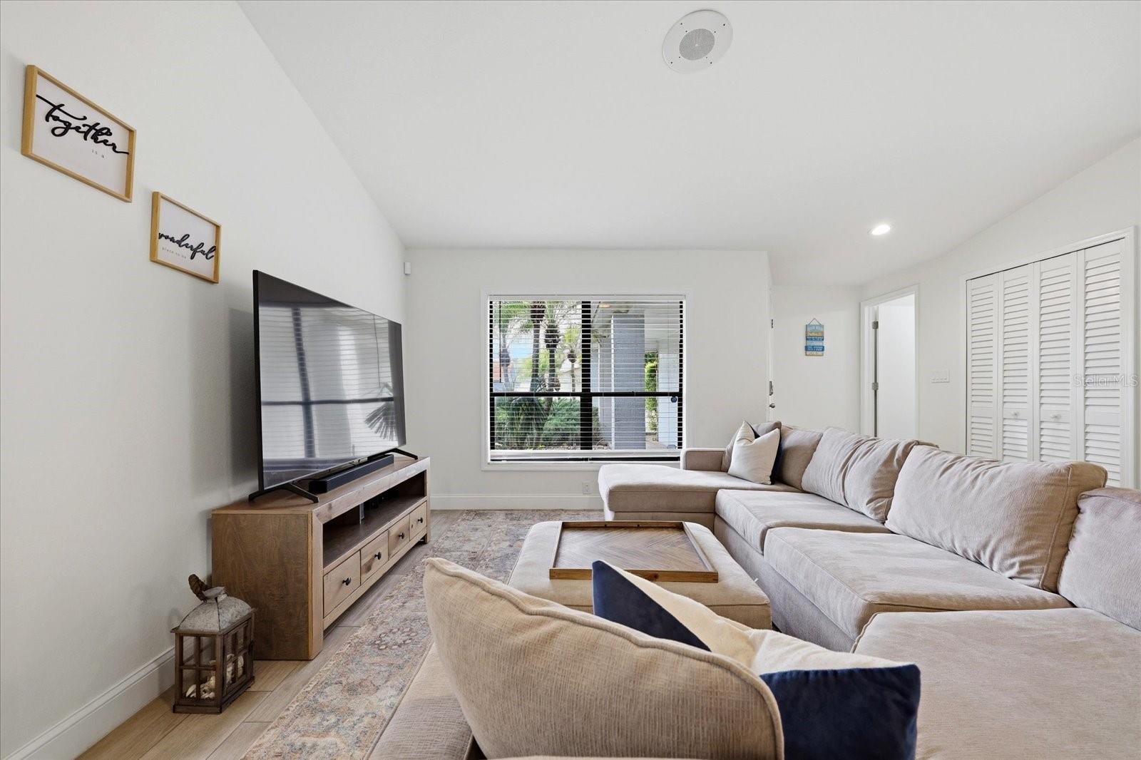 Image 6 of 32 For 10975 96th Street