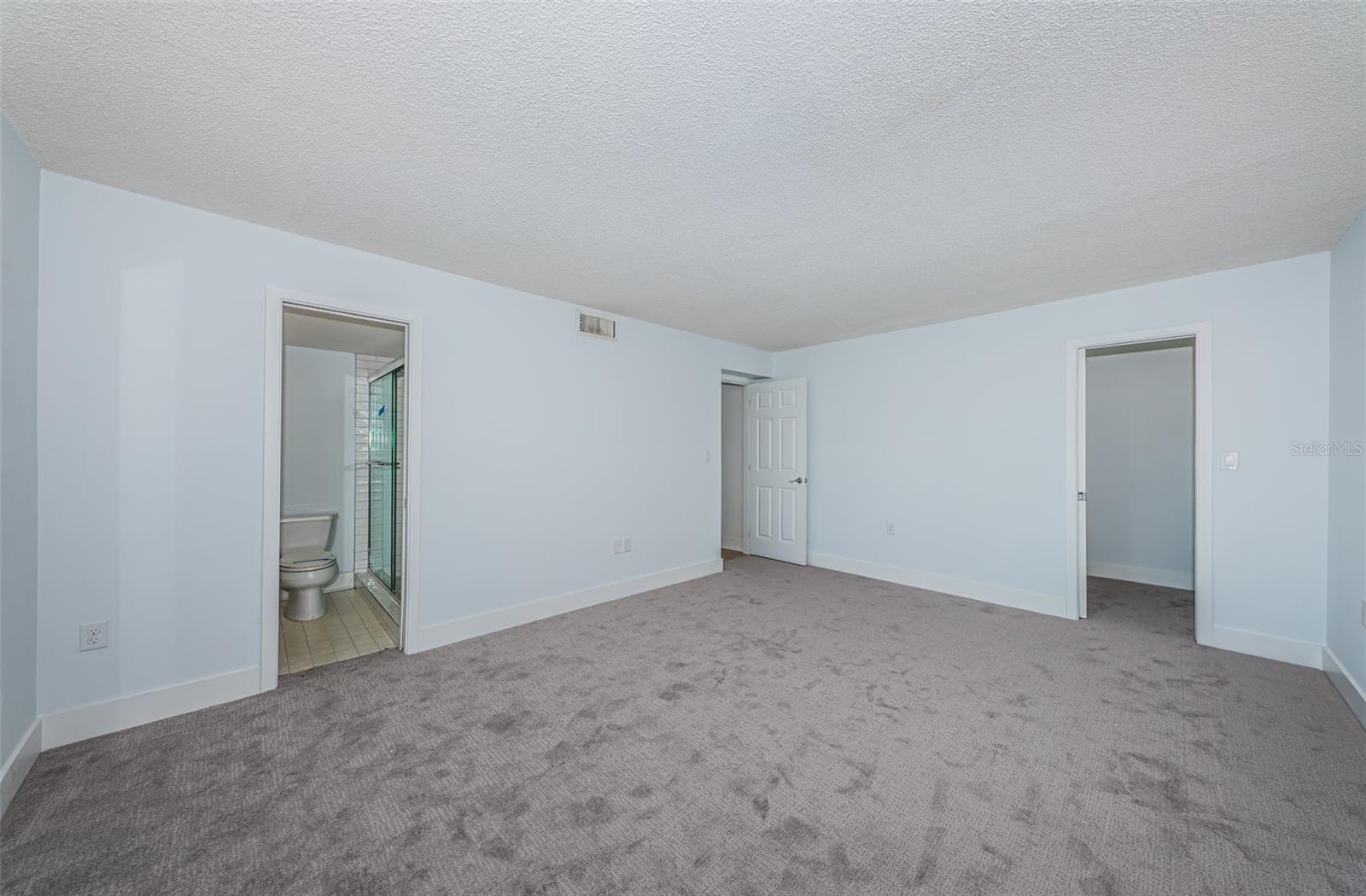 Image 11 of 40 For 4725 Cove Circle 109