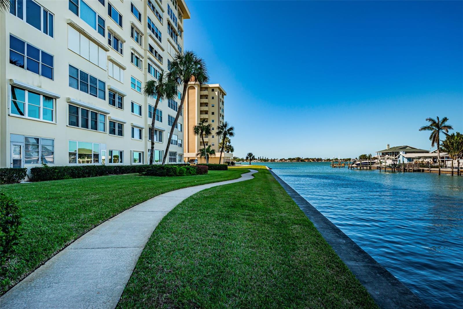 Image 23 of 40 For 4725 Cove Circle 109